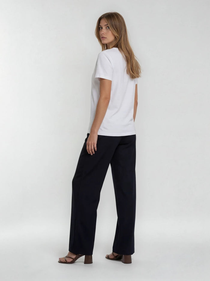 ilvy-fliessendeDamenhose-aus-Modal-navy-seitlich